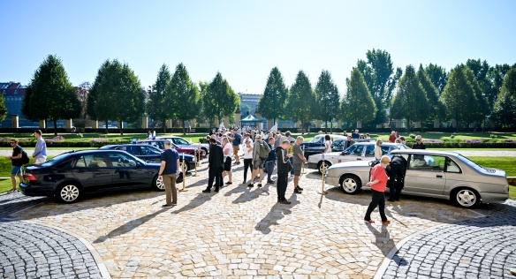 Na zahradě Strakovy akademie pokračuje až do soboty výstava historických vozidel, 28. září 2023.