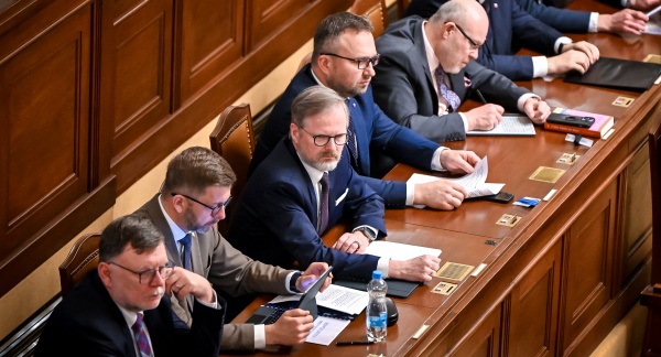 Premiér Petr Fiala a další členové vlády se zúčastnili mimořádné schůze Poslanecké sněmovny k otázkám bezpečnosti státu, 26. března 2025.