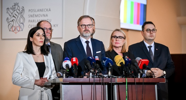 Premiér Petr Fiala a další členové vlády se zúčastnili mimořádné schůze Poslanecké sněmovny k otázkám bezpečnosti státu, 26. března 2025.