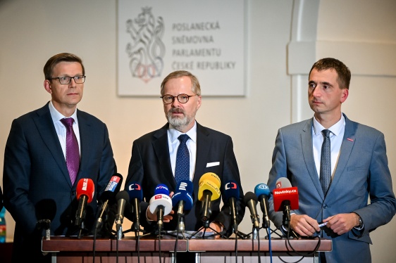 Premiér Petr Fiala se připravuje na začátek dalšího jednání vlády, které se uskutečnilo v prostorách Poslanecké sněmovny, 4. prosince 2024.