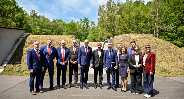 Společné foto delegace se členy představenstva společnosti Explosia, 22. května 2026.