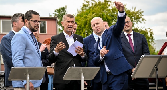 Premiér A. Babiš při prohlídce areálu společnosti Explosia, 22. května 2026.