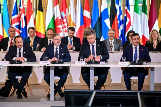 Premiér Fiala se s dalšími lídry zemí tzv. koalice ochotných chystá na zahájení setkání k míru a bezpečnosti na Ukrajině v Paříži, 27. března 2025.