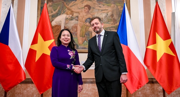 Vicepremiér Vít Rakušan a viceprezidentka Vietnamu Vo Thi Anh Xuan před státními zástavami obou zemí, 14. listopadu 2024.