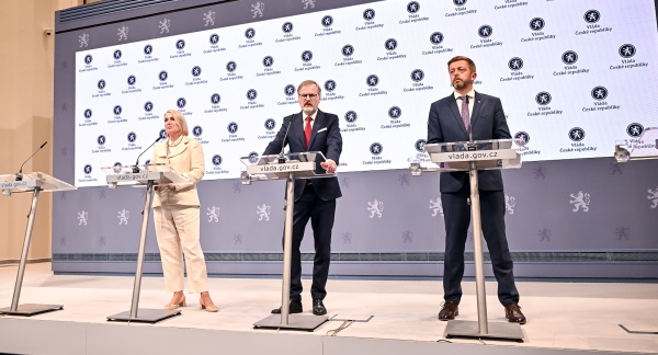 Premiér Petr Fiala, ministryně obrany Jana Černochová a 1. vicepremiér a ministr vnitra Vít Rakušan na tiskové konferenci po vládě, 4. června 2025.