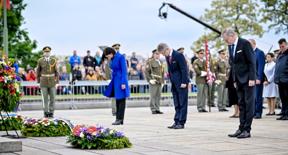 Premiér P. Fiala, předseda Senátu M. Vystrčil a předsedkyně Poslanecké sněmovny M. Pekarová Adamová na pietním aktu ke Dni vítězství, 8. května 2024.