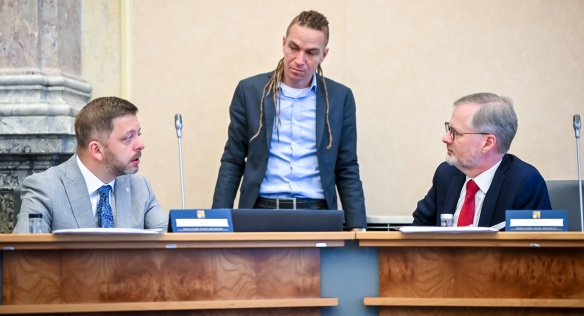 Premiér Petr Fiala v debatě s vicepremiéry Vítem Rakušanem a Ivanem Bartošem před začátkem schůze vlády, 5. června 2024.