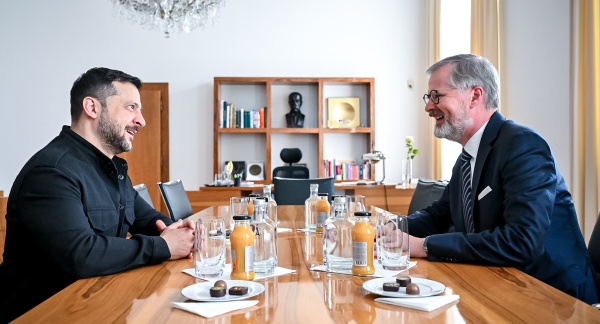 Prime Minister Petr Fiala and Ukrainian President Volodymyr Zelensky at a joint meeting at the Strak Academy, 5 May 2025.