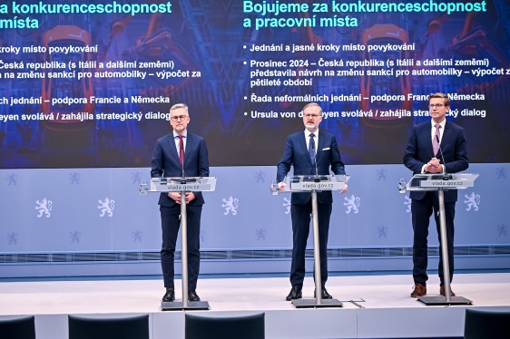 Premiér P. Fiala, ministr dopravy M. Kupka a europoslanec O. Krutílek na tiskové konferenci k podpoře automobilového průmyslu, 21. února 2025.