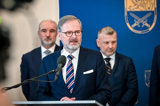 Premiér Petr Fiala na tiskové konferenci po jednání se zástupci českého obranného průmyslu, 25. února 2025.