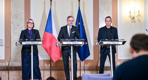 Premiér Petr Fiala, vicepremiér pro digitalizaci Ivan Bartoš a ministryně obrany Jana Černochová na tiskové konferenci po vládě, 21. února 2024.