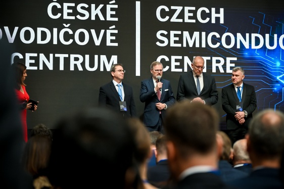 Premiér Petr Fiala při projevu na slavnostním otevření Národního kompetenčního centra pro polovodiče v Brně, 7. dubna 2025.