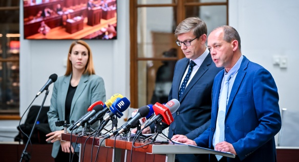 Ministr dopravy Martin Kupka a ministr pro místní rozvoj Petr Kulhánek na tiskové konferenci po jednání vlády, 23. října 2024.