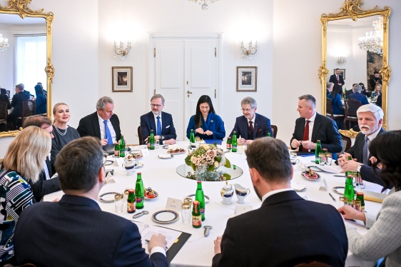 Premiér Petr Fiala na mimořádném jednání ústavních činitelů, které svolal na Hrad prezident republiky Petr Pavel, 10. března 2025.