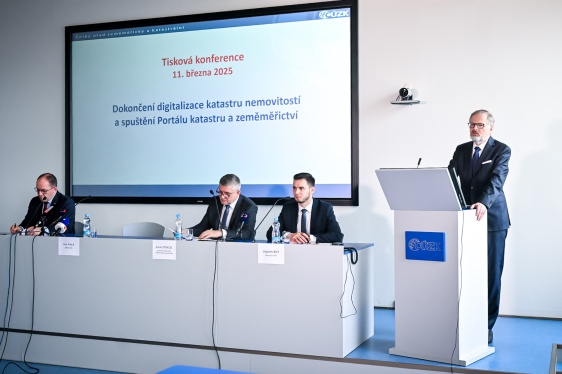 Premiér Petr Fiala na tiskové konferenci k digitalizaci Českého úřadu zeměměřického a katastrálního, 11. března 2025.