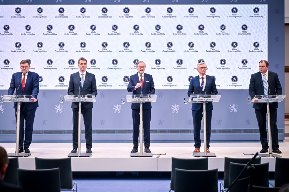Na tiskové konferenci shrnuli premiér Petr Fiala a další účastníci jednání se zástupci průmyslu možné dopady amerických cel na ČR, 9. dubna 2025.