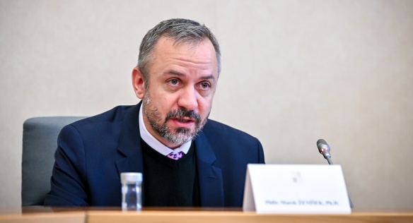 Ministr Marek Ženíšek zahajuje další zasedání Rady pro výzkum, vývoj a inovace, 25. října 2024.
