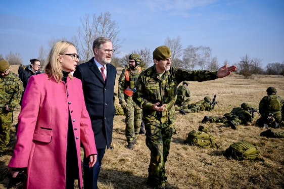 Velitel 4. brigády rychlého nasazení Jiří Líbal doprovází premiéra Petra Fialu a ministryni obrany Janu Černochovou po cvičišti, 12. března 2025.