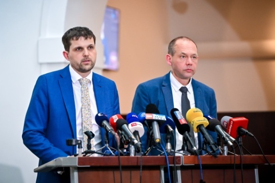 Ministr životního prostředí Petr Hladík a ministr pro místní rozvoj Petr Kulhánek na tiskové konferenci po jednání vlády, 12. března 2025.
