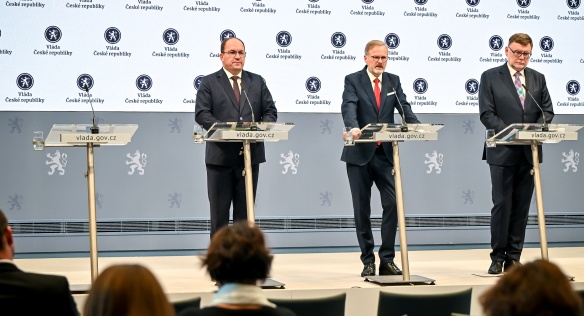 Premiér Petr Fiala a ministři zemědělství Marek Výborný a financí Zbyněk Stanjura na tiskové konferenci po jednání vlády, 25. září 2024.