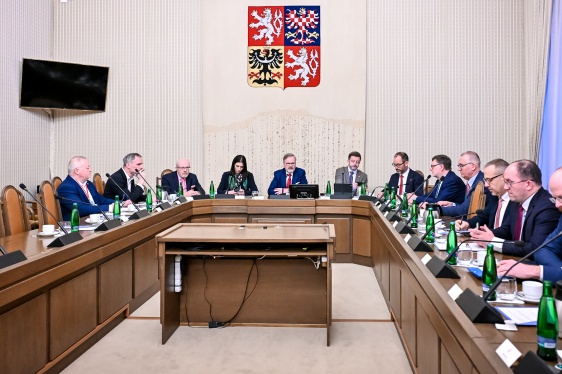 Premiér Petr Fiala a zástupci stran zastoupených v Poslanecké sněmovně na jednání k bezpečnostním otázkám, 13. března 2025.