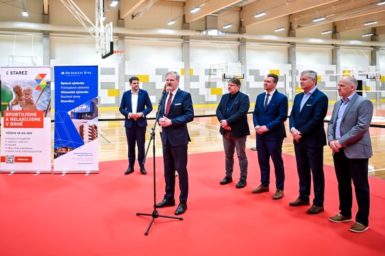 Premiér Petr Fiala při proslovu na slavnostním otevření nové haly pro míčové sporty ve Starez Aréna Vodova, 22. dubna 2025.