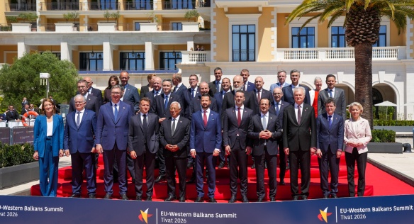 Oficiální společná fotografie účastníků plenárního jednání summitu Evropské unie a zemí Západního Balkánu, 5. června 2026.
