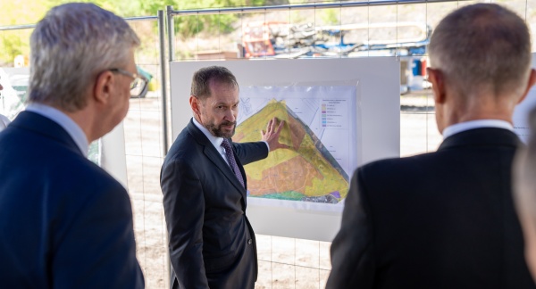 Ředitel státního podniku DIAMO Ludvík Kašpar seznámil premiéra Andreje Babiše s dalším postupem sanace problémové haldy v Heřmanicích, 6. května 2026.