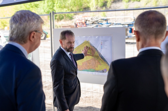 Ředitel státního podniku DIAMO Ludvík Kašpar seznámil premiéra Andreje Babiše s dalším postupem sanace problémové haldy v Heřmanicích, 6. května 2026.