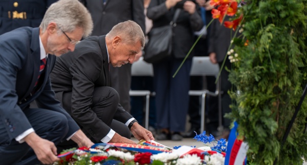 Premiér Andrej Babiš na oslavách Dne vítězství uctil památku obětí druhé světové války, 8. května 2026.