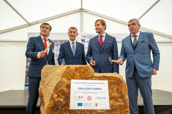 Premiér Andrej Babiš v Královéhradeckém kraji podpořil další rozvoj Fakultní nemocnice Hradec Králové