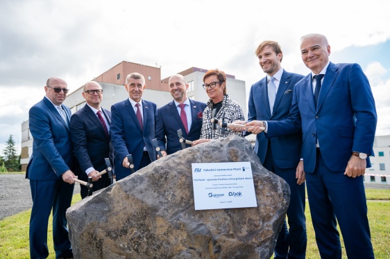 Premiér Babiš zahájil výstavbu pavilonu Fakultní nemocnice Plzeň a setkal se se zástupci průmyslu