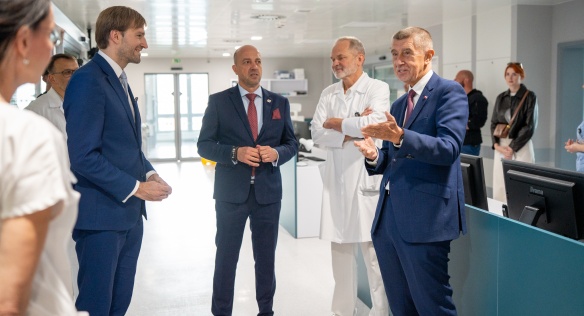Premiér A. Babiš a ministr A. Vojtěch při prohlídce Fakultní nemocnice Plzeň–Lochotín, 11. června 2026.