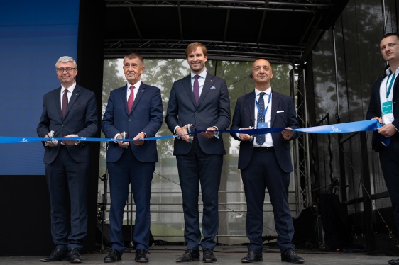 Ve Středočeském kraji zahájil premiér Babiš výstavbu nového závodu na výrobu léků a navštívil klíčové dopravní stavby