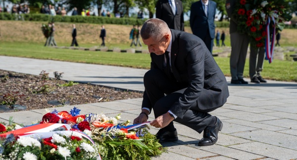 Premiér Andrej Babiš na Národním hřbitově v Terezíně uctil památku obětí nacistické perzekuce, 17. května 2026.