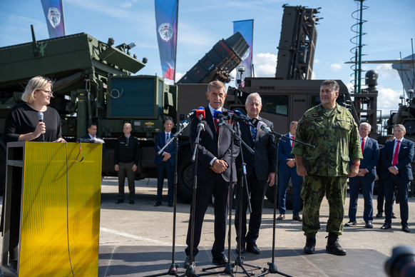 Premiér Andrej Babiš obdržel darem maketu izraelského systému protivzdušné obrany SPYDER, jehož komplet Česká republika převzala, 19. září 2026.