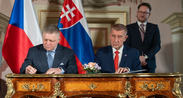 Premiéři A. Babiš a R. Fico podepisují Memorandum o prohloubené spolupráci mezi vládou České republiky a vládou Slovenské republiky, 31. března 2026.