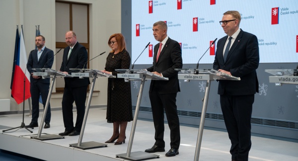 Premiér Andrej Babiš, vicepremiérka Alena Schillerová a ministři Jeroným Tejc a Aleš Juchelka na tiskové konferenci po jednání vlády, 18. května 2026.