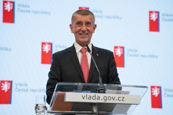 Premiér Andrej Babiš, vicepremiérka Alena Schillerová a ministři Jeroným Tejc a Aleš Juchelka na tiskové konferenci po jednání vlády, 18. května 2026.
