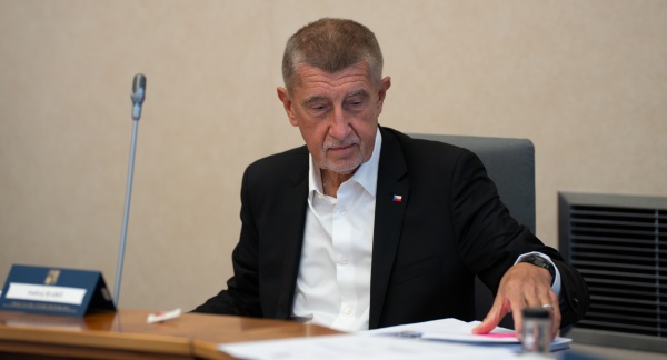 Premiér Andrej Babiš se připravuje na zahájení další pravidelné schůze vlády, 25. května 2026.