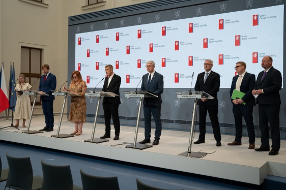 Premiér Andrej Babiš se připravuje na zahájení další pravidelné schůze vlády, 25. května 2026.