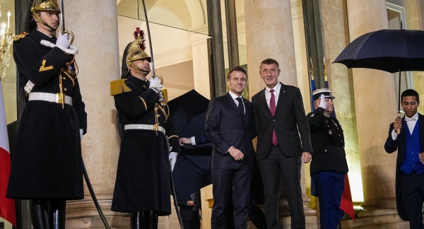French President Emmanuel Macron and Czech Prime Minister Andrej Babiš in front of the entrance to the Élysée Palace, February 11, 2026.