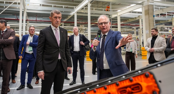 Premiér Andrej Babiš si prohlíží provoz nové haly montáže bateriových systémů Škody Auto v Mladé Boleslavi, 27. února 2026.
