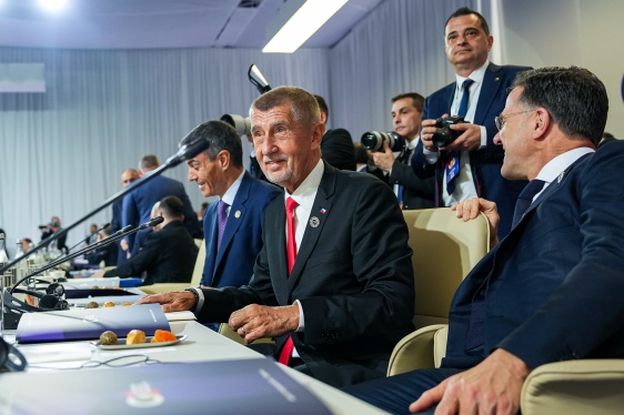 Premiér Andrej Babiš přichází do Sportovního a koncertního komplexu Karen Demirchyan v Jerevanu na summit EPS, 4. května 2026.