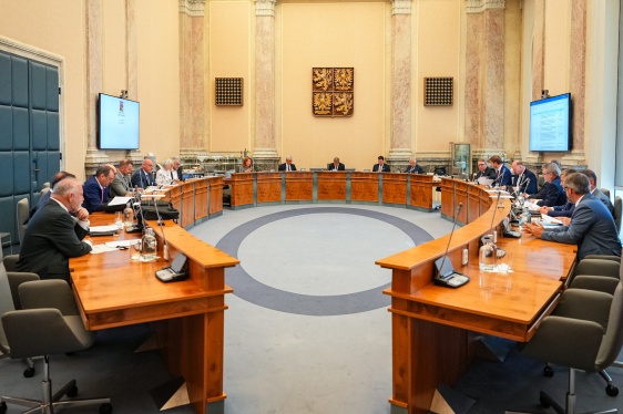 Premiér Andrej Babiš zahajuje další pravidelné zasedání svého kabinetu ve Strakově akademii, 11. května 2026.