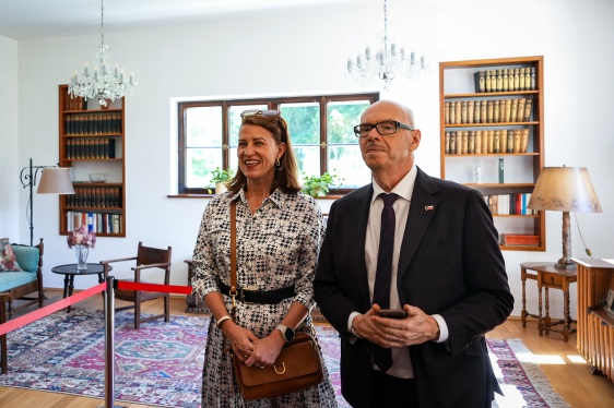 Vedoucí Úřadu vlády T. Bartha, ministr kultury O. Klempíř a ředitel Husitského muzea v Táboře J. Smrčka na předání Benešovy vily, 28. května 2026.