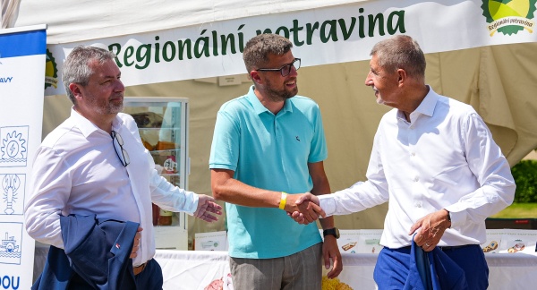 Premiér A. Babiš a ministr zemědělství M. Šebestyán zavítali do zahrady Strakovy akademie na akci věnovanou českému zemědělství, 30. května 2026.