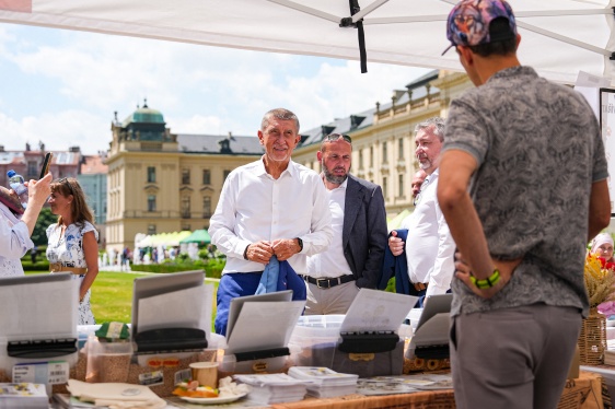 Premiér A. Babiš a ministr zemědělství M. Šebestyán zavítali do zahrady Strakovy akademie na akci věnovanou českému zemědělství, 30. května 2026.