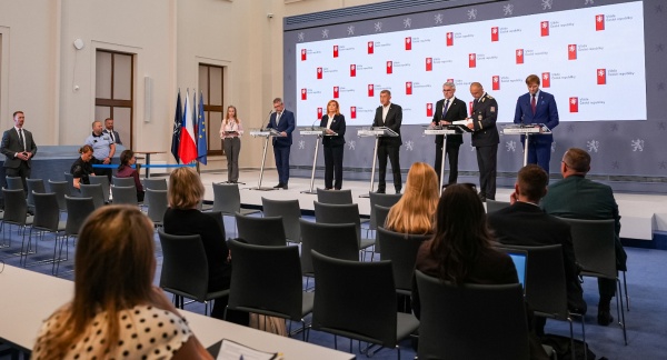 Premiér Andrej Babiš, členové vlády a ředitel Národní protidrogové centrály Jakub Frydrych na tiskové konferenci k akci KORUND, 1. června 2026.