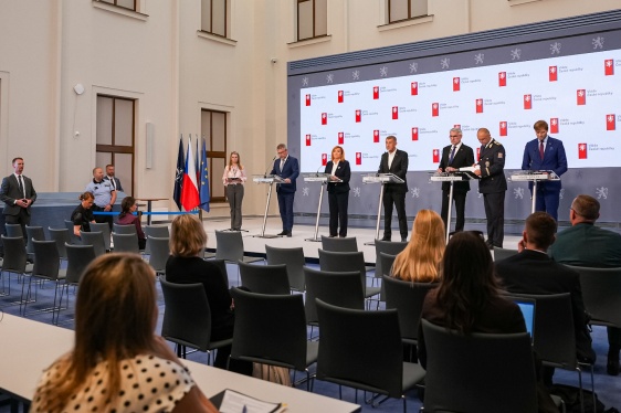 Premiér Andrej Babiš, členové vlády a ředitel Národní protidrogové centrály Jakub Frydrych na tiskové konferenci k akci KORUND, 1. června 2026.